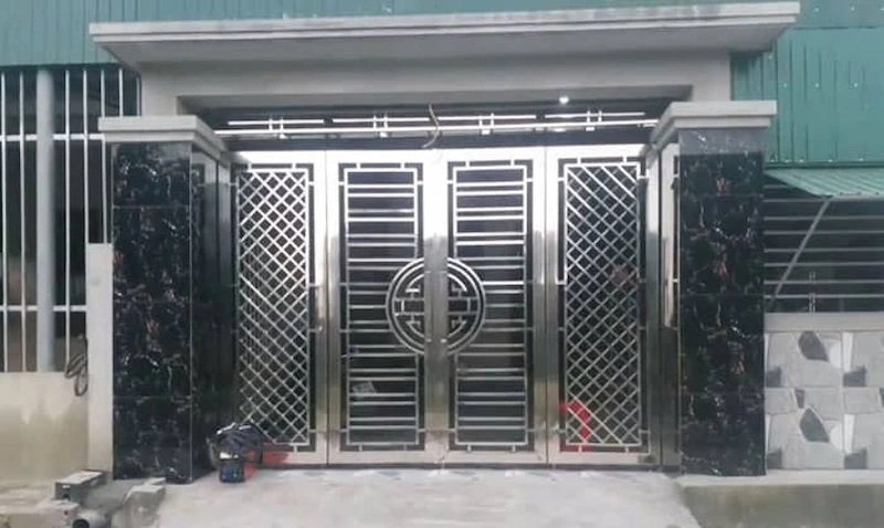 Nên Làm Cửa Sắt Hay Inox