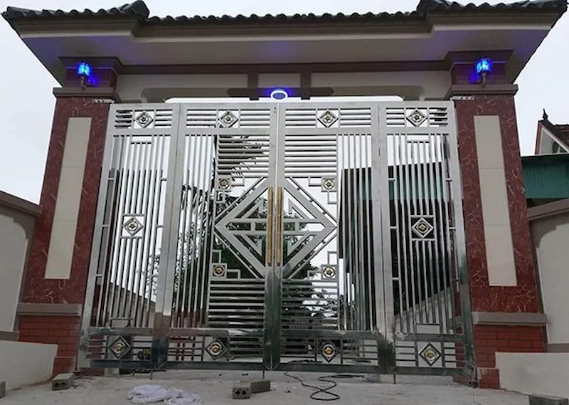 Nên Làm Cửa Sắt Hay Inox
