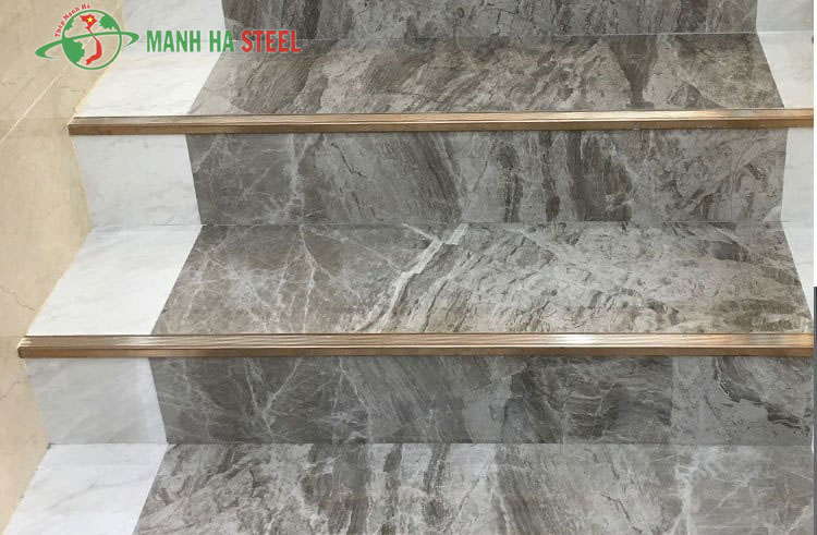 Nẹp Inox Chống Trượt: An Toàn Cho Cầu Thang