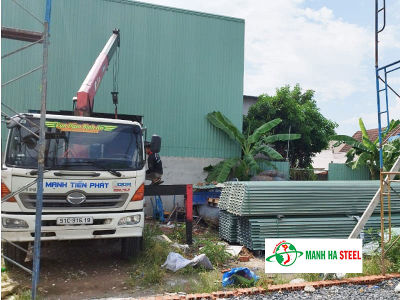 Đại lý inox Mạnh Hà vận chuyển tôn chống nóng 3 lớp tận công trình
