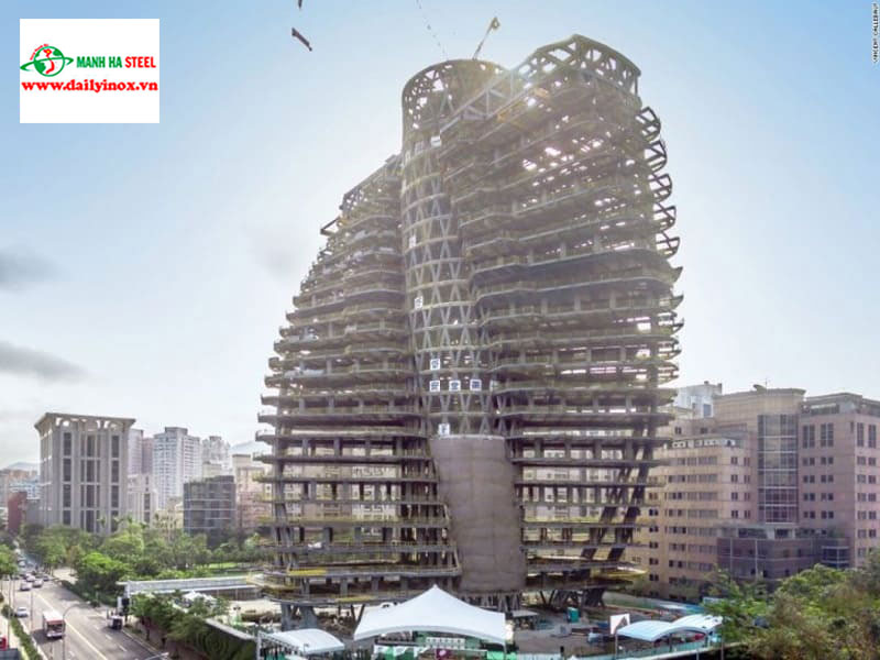 Một trung tâm thương mại được xây dựng từ khung kèo thép độc đáo, ấn tượng
