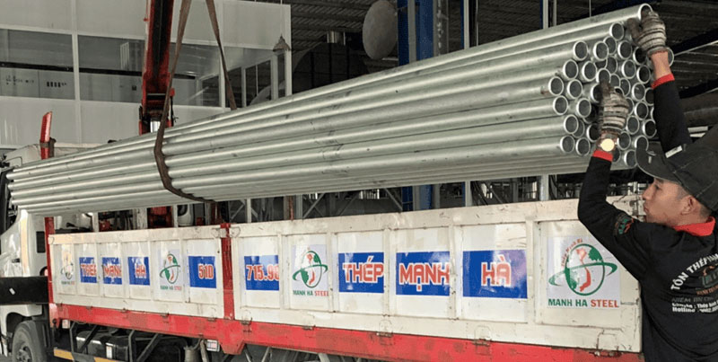 Ống thép mạ kẽm nhúng nóng là loại ống thép được nhúng toàn bộ ống thép vào bể kẽm nóng chảy ở nhiệt độ cao (khoảng 450 độ C).