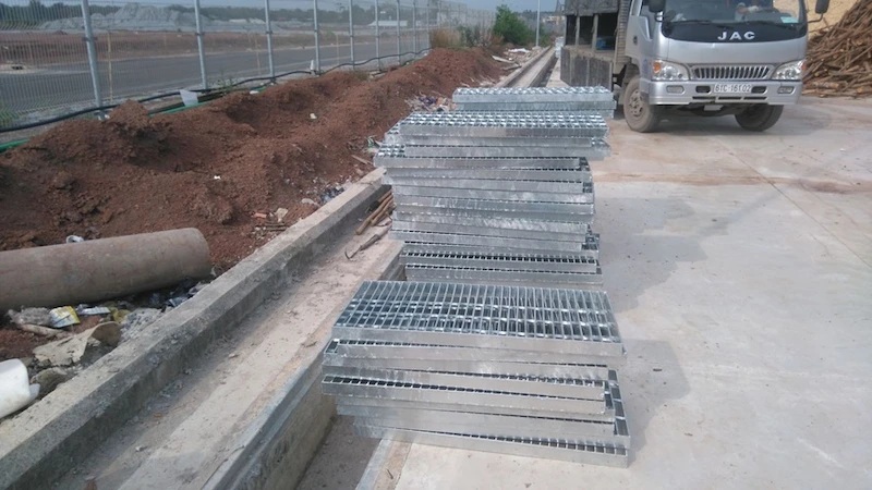 lắp đặt rãnh thoát nước inox