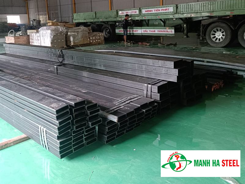 Sắt hộp đen được sản xuất từ tấm thép cuộn, bề mặt giữ màu đen