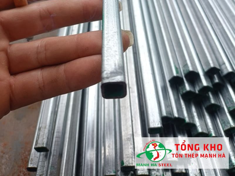 Sắt hộp mạ kẽm có lớp mạ kẽm bên ngoài, bảo vệ khỏi oxi hóa