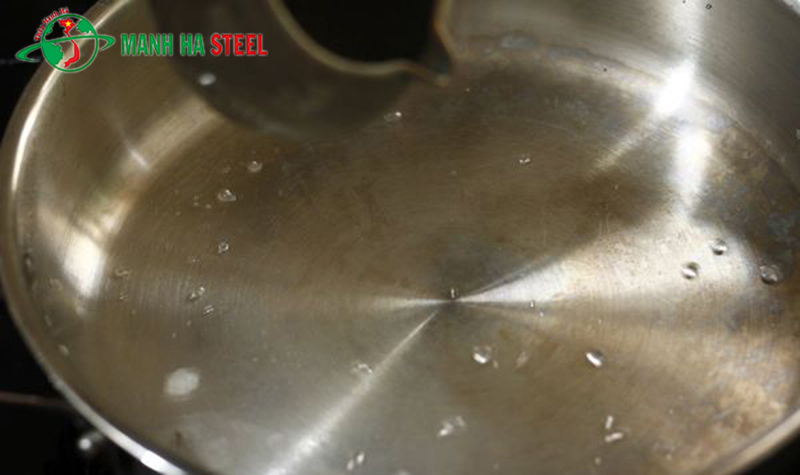 Lau sạch vết bẩn ngay khi vừa dính