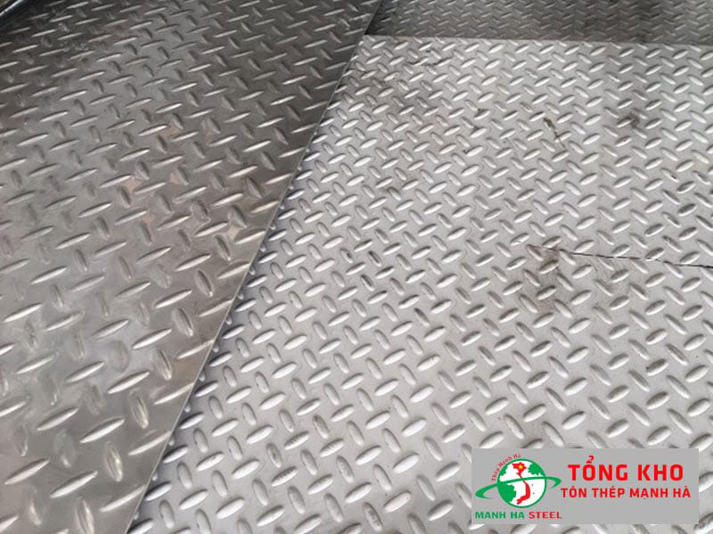 Tấm Inox Chống Trượt Đúc Là Gì? Các Loại Tấm Inox Chống Trượt Đúc và Ứng Dụng Thực Tế