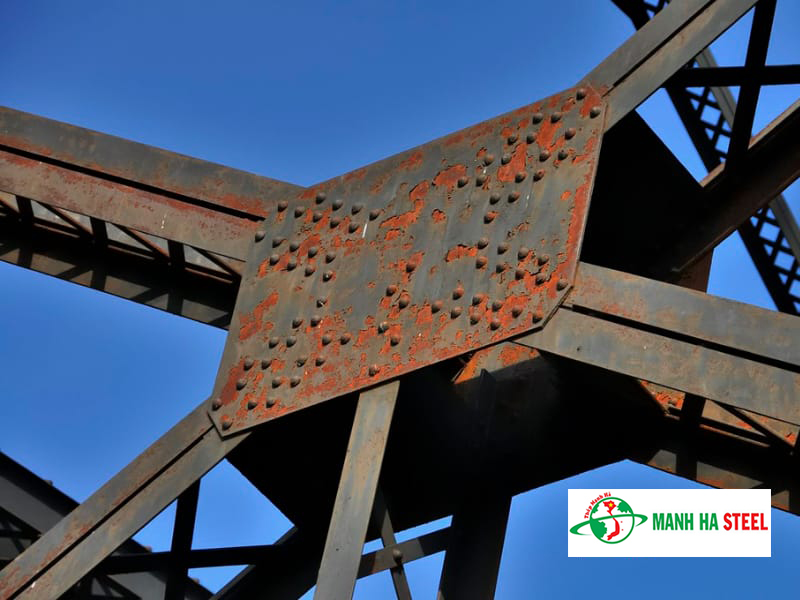 Thép bản mã bị gỉ sét nếu không có biện pháp bảo vệ