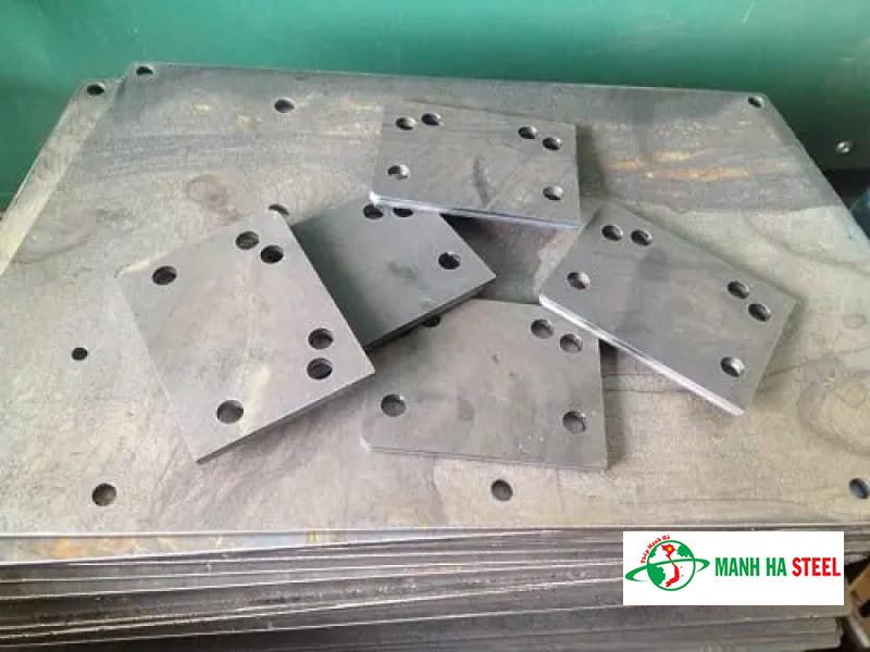 Thép bản mã là vật liệu có nhiều hình dạng, với các lỗ tròn được gia công sẵn trên bề mặt