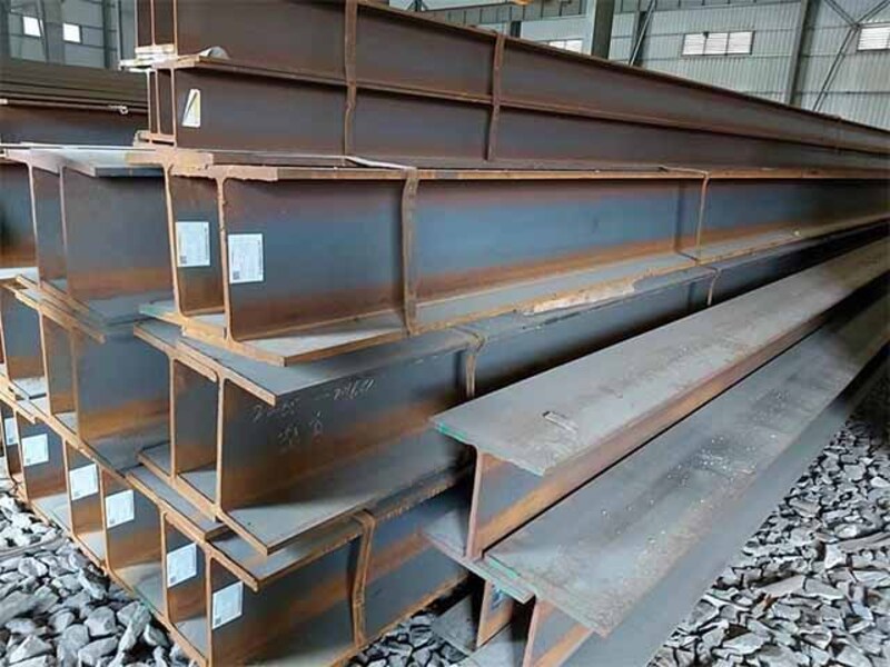 Sắt H đen có bề mặt không phủ mạ, giá thành rẻ nhất