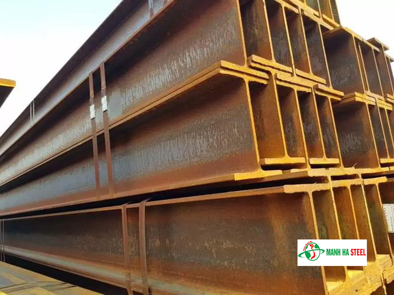 Thép hình bị rỉ sét do tiếp xúc lâu ngày với không khí bên ngoài mà không được bảo quản cẩn thận