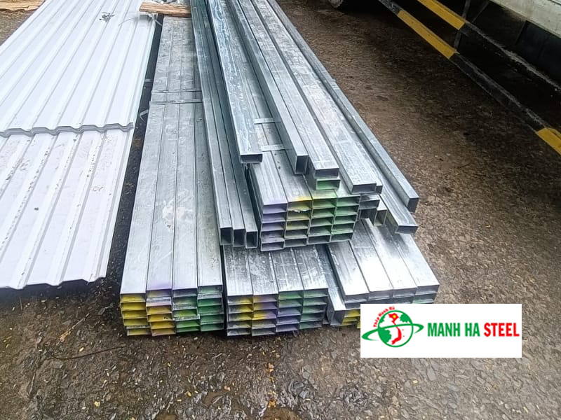 Thép hộp mạ kẽm có khả năng chống rỉ sét tốt, bề mặt bóng đẹp