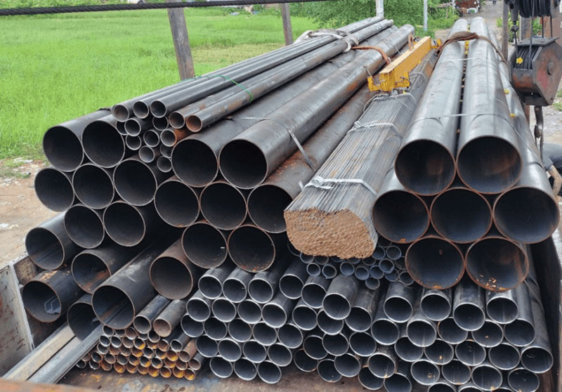 Thép ống đen có màu đen đặc trưng, dạng ống tròn