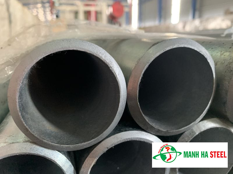 Ống đúc inox được sản xuất từ phôi thép tròn đặc, sau đó nung nóng, kéo phôi