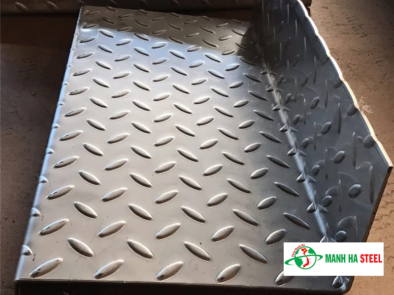 Thép tấm làm cầu thang là loại thép tấm có thiết kế gân nổi trên bề mặt