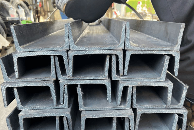 Thép U65 có kích thước bung thép là 65mm, độ bền cao, chịu lực tốt