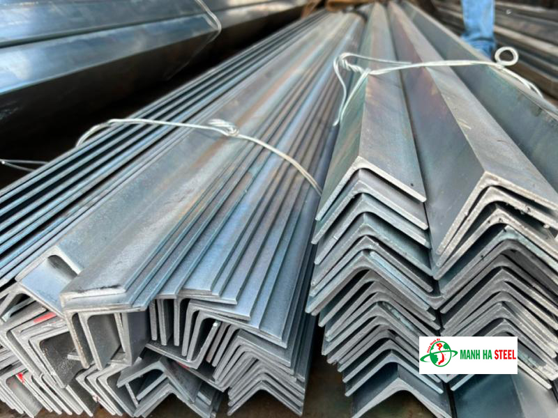 Sử dụng thép V mạ kẽm làm vì kèo chống rỉ tốt hơn, bền hơn trong điều kiện thời tiết ẩm ướt