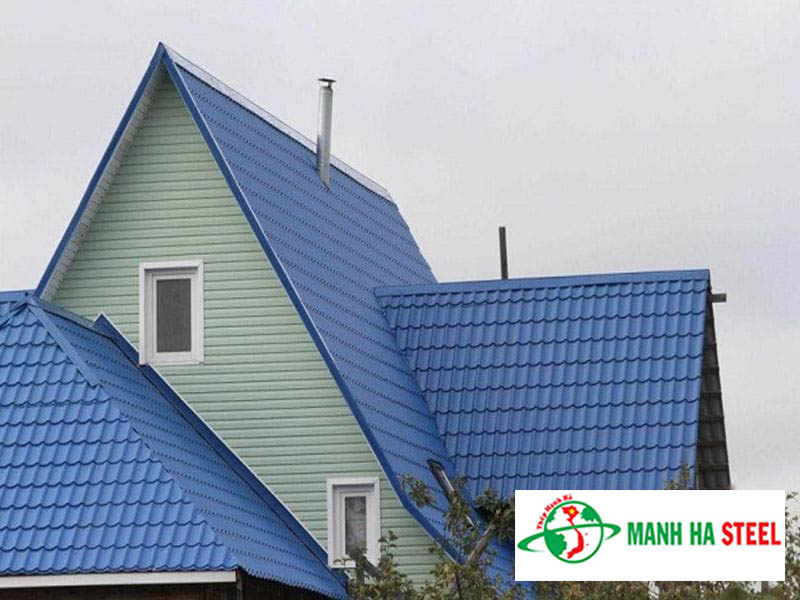 Nhà mái Thái lợp tôn ngói màu xanh