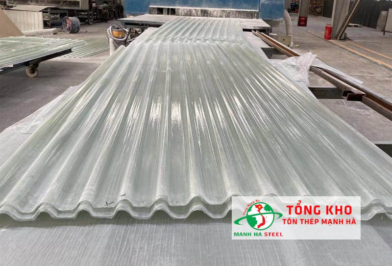 Tôn lấy sáng composite (sợi thủy tinh) được sản xuất từ một loại nhựa tổng hợp được pha nhựa và chất độn