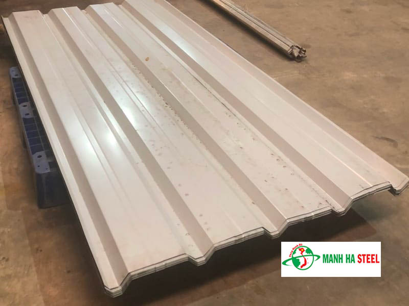 Tôn 5 sóng màu trắng sữa