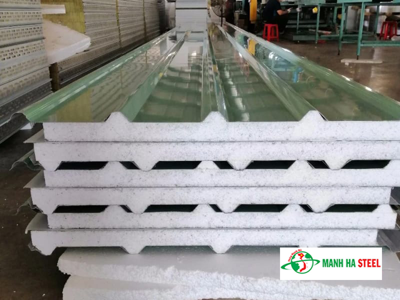 Tôn xốp có cấu tạo 1 lớp tôn, 1 lớp xốp, cách nhiệt, cách âm tốt