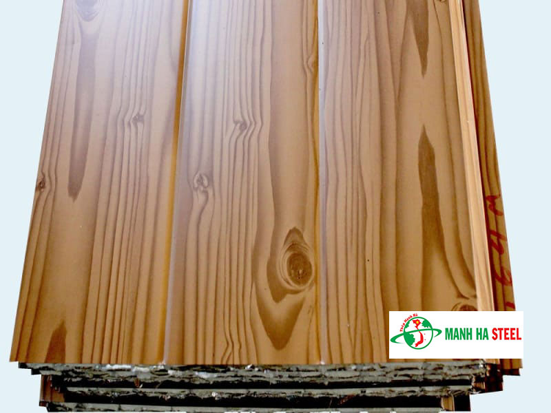 Tôn xốp giả gỗ là tôn xốp có bề mặt giả vân gỗ tự nhiên, tăng tính thẩm mỹ