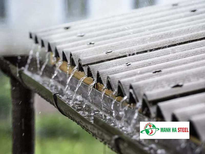 Máng nước mái tôn giúp mái tôn thoát nước nhanh, hạn chế nước mưa chảy lan