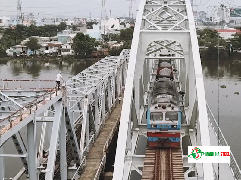 Sử dụng thép hình H300 làm cầu sắt
