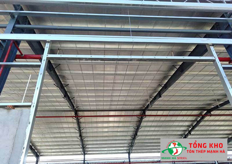 Sử dụng tôn lạnh không màu lợp mái