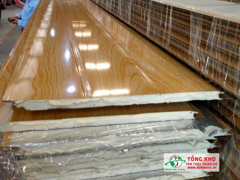 La phông giả gỗ mang lại không gian sang trọng, độ bền cao