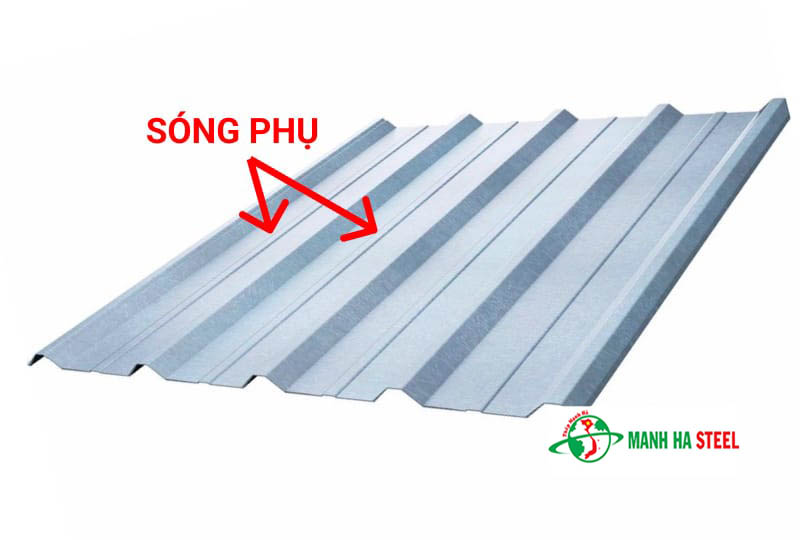 Tôn 5 sóng có thêm sóng phụ giữa hai sóng chính để tăng khả năng chịu lực