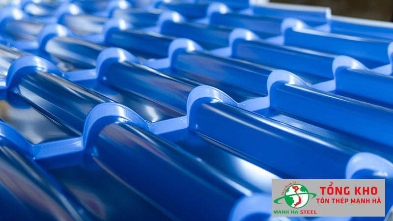 Bề mặt tôn ngói Ruby nhẵn bóng, có độ thẩm mỹ cao