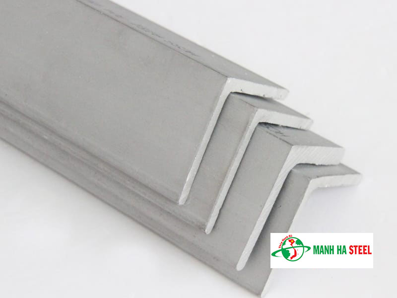 V inox 130x130 có kích thước cạnh lớn (130mm), dạng thanh dài hình V, bề mặt chống ăn mòn tốt