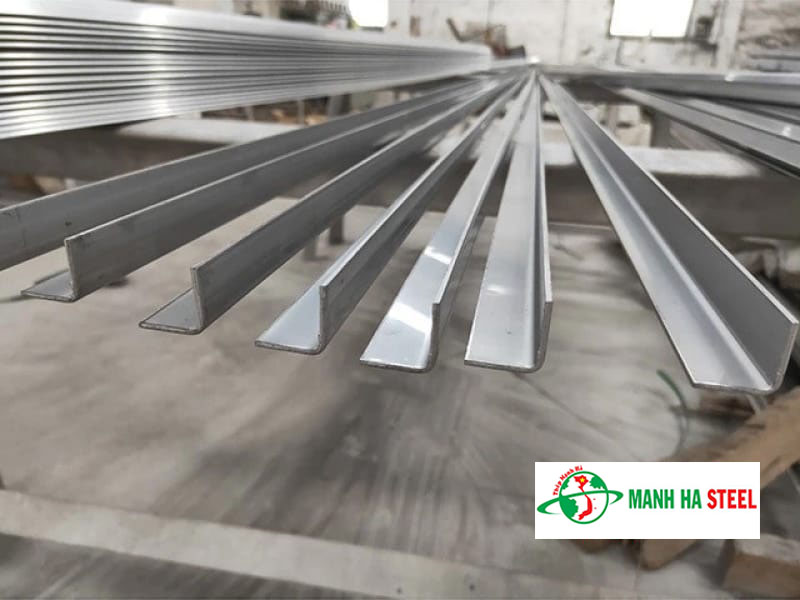 V inox 30x30 là loại thép không gỉ, mặt cắt hình V, dạng thanh dài, mỗi cạnh có kích thước 30mm