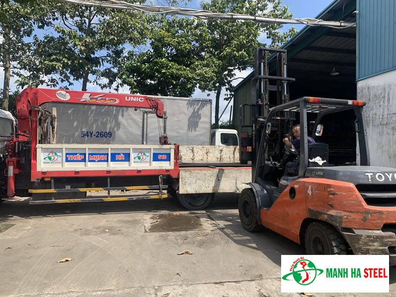Nhà máy Mạnh Hà có hệ thống xe cẩu tải chuyển inox U 60 tới công trình