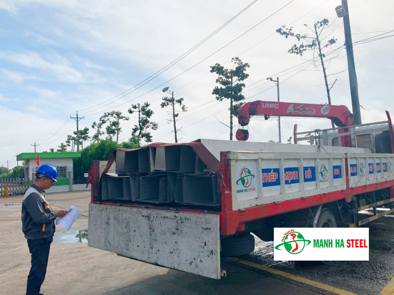 Mạnh Hà hỗ trợ vận chuyển máng nước mái tôn tận nơi