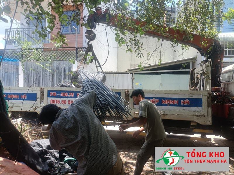 Đội ngũ xe cẩu tải sẵn sàng chuyển vật tư nhanh chóng tới công trình