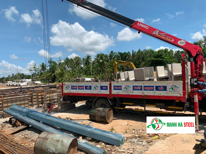 Mạnh Hà vận chuyển thép hình V tận công trình