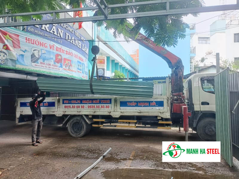 Vận chuyển tôn lợp 11 sóng tận nơi thi công