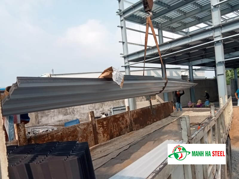 Mạnh Hà vận chuyển tôn 5 sóng tận nơi