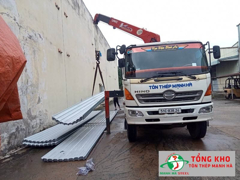 Hệ thống xe tải, móc cẩu chuyển tôn tới tận công trình