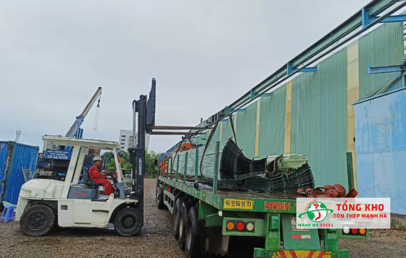 Mạnh Hà vận chuyển tôn sóng seamlock tận công trình