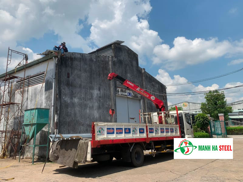 Mạnh Hà vận chuyển tôn xốp giả vân gỗ tận nơi