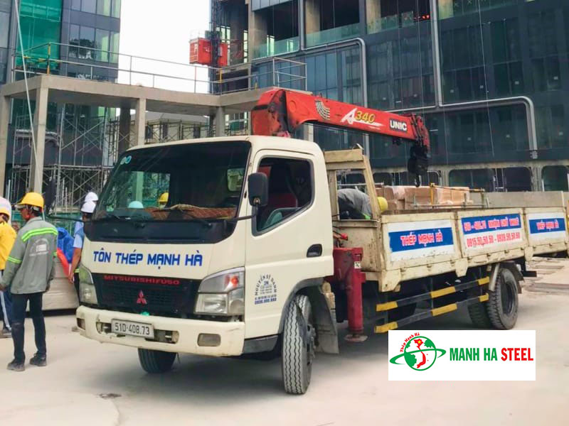 V inox 60x60 được vận chuyển tận công trình bởi nhân viên đại lý Mạnh Hà