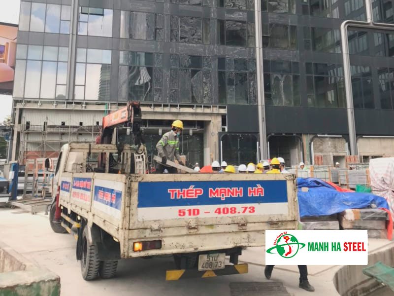 Mạnh Hà có xe tải lớn vận chuyển inox V 75x75 tận công trình