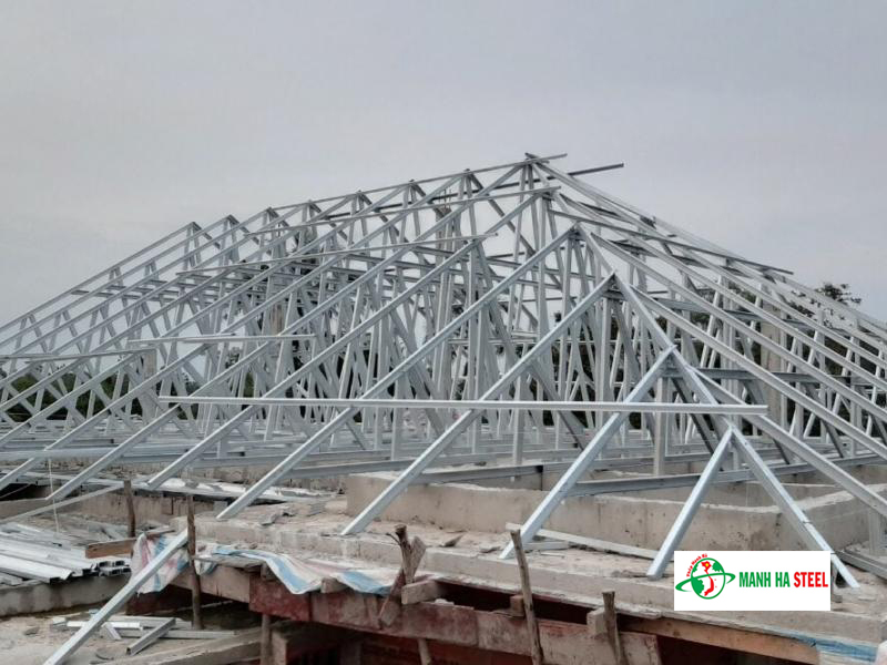 Vì kèo thép V là hệ giàn kết cấu chịu lực, thường có dạng tam giác hoặc hình thang